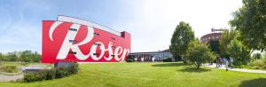 un grande edificio rosso con la parola krab sopra di Rosenberger Motor-Hotel Ansfelden a Linz