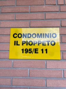 a sign on the side of a brick wall at PIOPPETO OVEST - Premium Villas in Giulianova