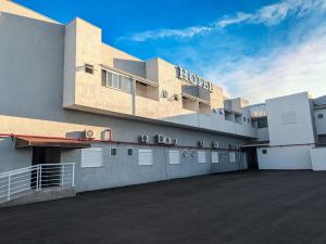 a building with a sign on the side of it at Bonno Hotel Paulínia in Paulínia