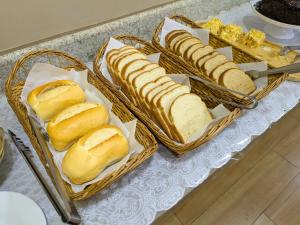 two baskets filled with bread on a table at Bonno Hotel Paulínia in Paulínia