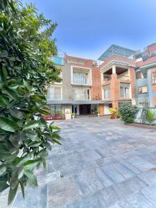 a large brick building with a large courtyard at Triluna Apartments in Pātan