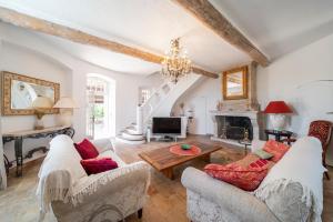 a living room with two couches and a table at Villa au calme jardin piscine proche mer et centre ville in Vallauris