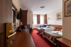 a hotel room with two beds and a couch at Hotel Diamond w Białym Dworku in Rumia +74 photos