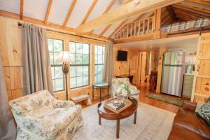 a living room with a couch and a table at Little Pine Lodge At Saddlecreek in Thomasville