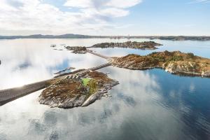 uma vista aérea de uma ilha na água em Lauvøy Feriesenter em Askøy