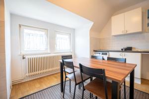 a kitchen and dining room with a wooden table and chairs at Space Comfort Bremen Apartment bis zu 6 Personen in Bremen
