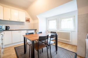 a kitchen and dining room with a wooden table and chairs at Space Comfort Bremen Apartment bis zu 6 Personen in Bremen