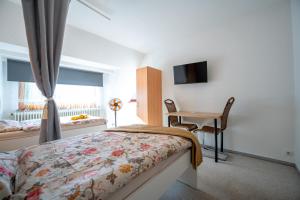 a bedroom with a bed and a table and a window at Space Comfort Bremen Apartment bis zu 6 Personen in Bremen