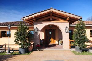 a house with an archway in front of it at Poggio dei cavalieri in Boccea
