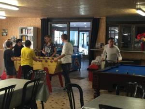 a group of people playing with a pool table at ZEcamping 3 étoiles chiens acceptés animations piscine chauffée in Grand-Laviers