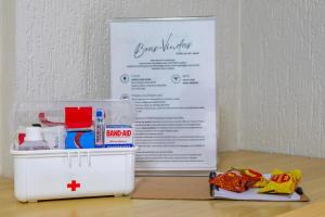 a box of emergency medicine sitting on top of a table at Flat - Excelente localização - Hotel Garvey in Brasília