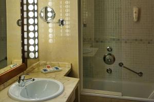 Kupatilo u objektu SBH Crystal Beach Hotel & Suites - Adults Only +33 fotografije