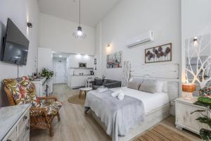 a bedroom with a bed and a living room at Fancy Studio with Terrace & Pool - Madrid South in Villaverde