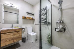 a bathroom with a shower and a toilet and a sink at Fancy Studio with Terrace & Pool - Madrid South in Villaverde