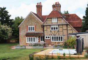 a house with a swimming pool in the yard at Challens Yarde in Midhurst +5 photos