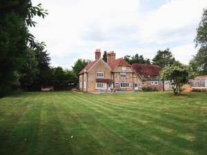 an old brick house with a large grass yard at Challens Yarde in Midhurst