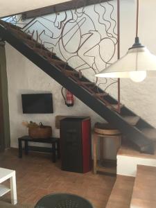 坎波德克里普塔纳La Casa del Bachiller的客厅设有楼梯,墙上挂有绘画作品