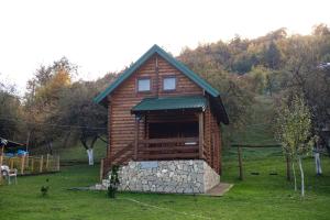 a small log cabin with a green roof at Koliba Bajka in Bijelo Polje