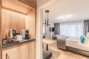 a hotel room with a bed and a kitchen at Apartment-Hotel Hamburg Mitte in Hamburg