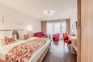 a hotel room with a bed and a desk at Apartment-Hotel Hamburg Mitte in Hamburg