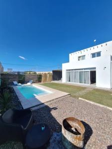 a house with a swimming pool next to a building at Bed and breakfast Maipu in Maipú