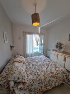 a bedroom with a bed with a floral bedspread at Bed and breakfast Maipu in Maipú