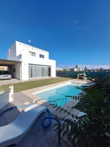 a swimming pool in front of a house at Bed and breakfast Maipu in Maipú