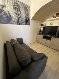 a couch in a living room with a television at Casa CAMILLA in Vasto