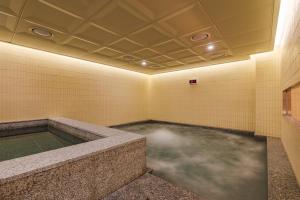a room with a pool of water in a room at Mansion Bridge Cheonan in Cheonan