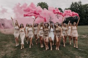 Eine Gruppe von Frauen in weißen Kleidern mit rosa Rauchbomben in der Unterkunft FARIE Mazury Dom na wyłączność dla 20 osób z Basenem, Sauną i Jacuzzi in Faryny