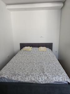 a bedroom with a bed with two towels on it at Apartmani Planinski Bor in Divčibare