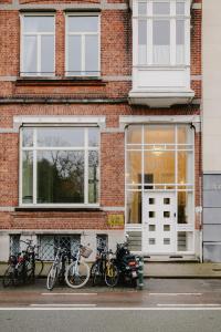 un groupe de vélos garés devant un bâtiment dans l'établissement La Villa Rosa, à Bruges
