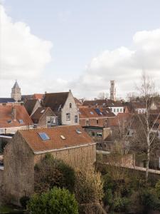 vue d'une ville avec des maisons et des toits dans l'établissement La Villa Rosa, à Bruges