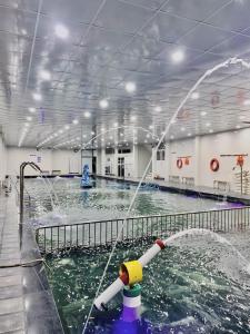 a swimming pool with water spraying into the air at KHÁCH SẠN NGỌC LY 5 in Thanh Hóa