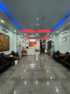 a large room with couches and a ceiling with red lights at KHÁCH SẠN NGỌC LY 5 in Thanh Hóa