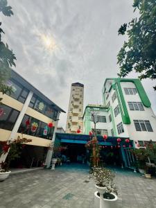 two tall buildings next to each other at KHÁCH SẠN NGỌC LY 5 in Thanh Hóa