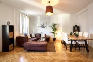 - un salon avec un canapé et une table dans l'établissement OPERASTREET CITY CENTER Apartment "Bangkok" in Vienna, à Vienne