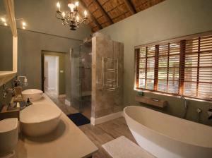 a bathroom with two sinks and a tub and a shower at Hilton Creek in Hilton +7 photos