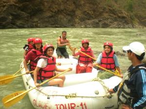 un grupo de personas en balsas en un río en Wild Brook en Rishīkesh