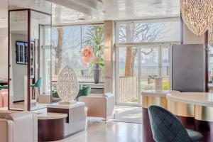 eine Lobby mit Tisch, Stühlen und Fenstern in der Unterkunft Antony Hotel - Venice Airport in Campalto + 68 Fotos