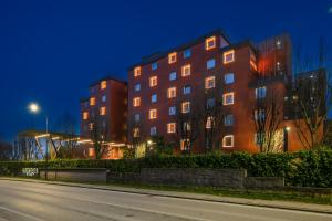 ein Gebäude am Straßenrand bei Nacht in der Unterkunft Antony Hotel - Venice Airport in Campalto
