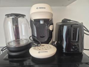 a kitchen counter with a coffee maker and a blender at St FURSY 2 in Péronne