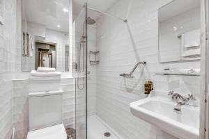 ein weißes Badezimmer mit Dusche und Waschbecken in der Unterkunft Stauntons on the Green Hotel in Dublin + 69 Fotos