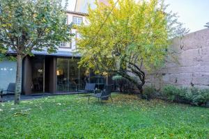 a yard with a chair in front of a building at Casa do Juncal in Guimarães