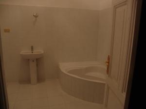 a bathroom with a tub and a sink at Hotel Grand Royal Cairo in Cairo