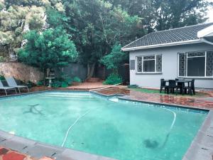 una piscina nel cortile sul retro di una casa di 208 On Circular a Lorraine