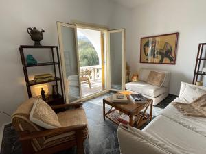 a living room with a couch and a table at Lulus Kastri in Keratokampos