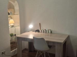 a wooden desk with a white chair in a room at Rheingold inklusive einer Flasche Sekt in Koblenz