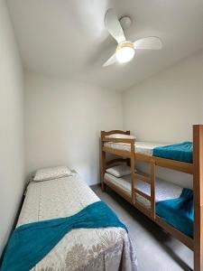 a bedroom with two bunk beds and a ceiling fan at Casa 2min do Centro & Piscina in Bonito +31 photos