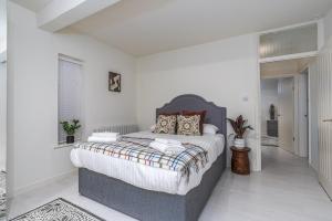 a bedroom with a large bed in a room at Modern 2-Bed Sleeps 5 Free Parking and Wifi near Stansted and London in Bishops Stortford